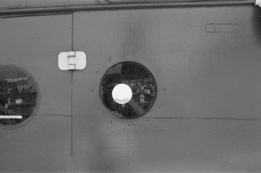 Through the porthole Canon Eos 3, Canon 50mm f/1.2