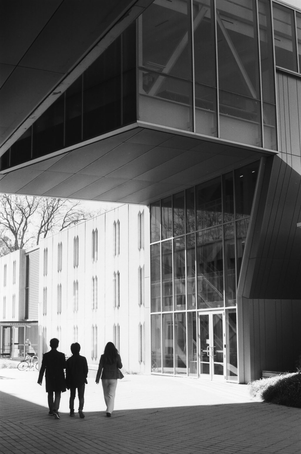 Students walking between Oberlin Conservatory and Jazz Building.