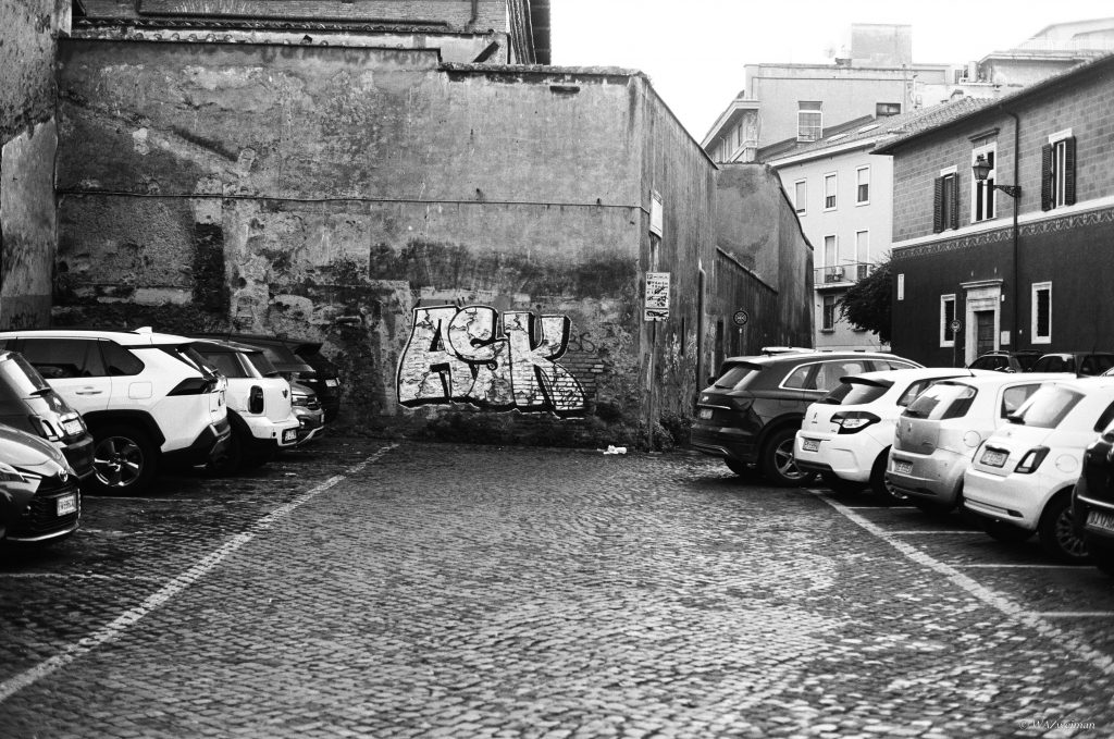 Rome, Italy October 2023. The perfect street phtography film. Shot with Minolta srt200.