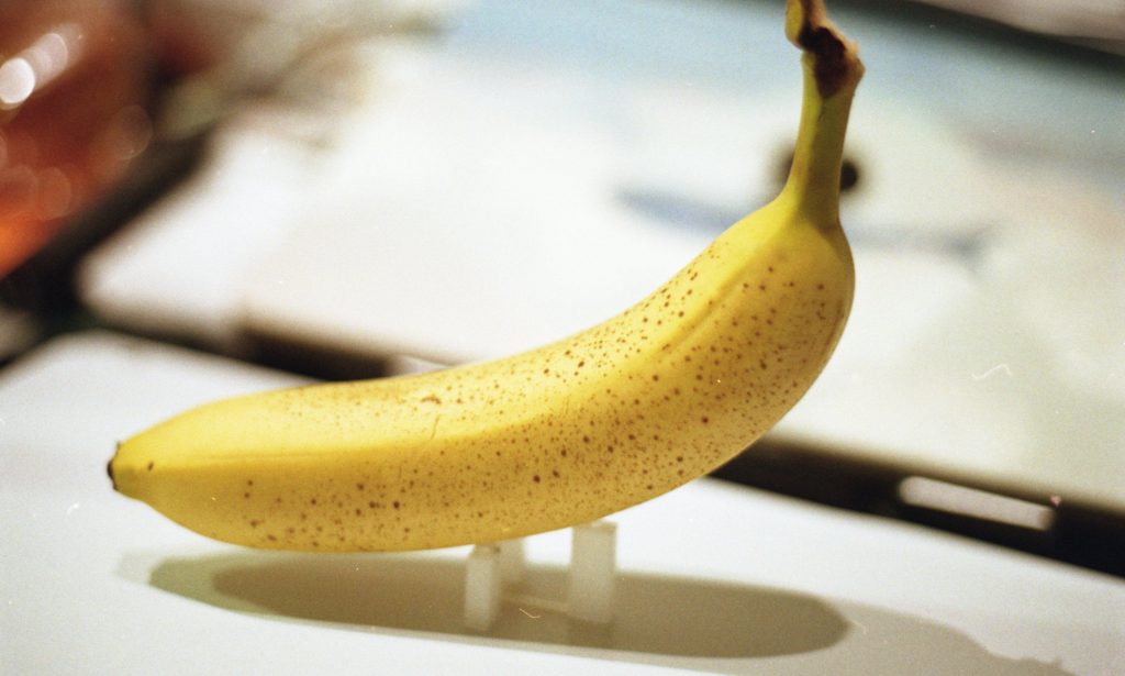 Subject: The cheap banana in London . Camere: om1n / Lens: zuiko 50mm f1.8 / aperture: f1.8 / shutter speed: 1/60