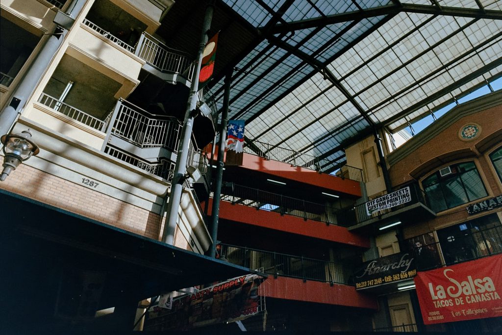 Santee Passage in Downtown Los Angeles. Canon EOS 3, EF 24mm-70mm f/4 L.